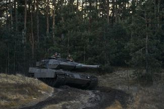 Украинские танкисты на немецком танке «Леопард» в Кременских лесах на границе Луганской и Донецкой областей
