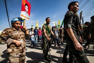 Ветераны курдских боевых отрядов протестуют против турецкого вторжения у офиса ООН в городе Камышлы, который находится под контролем курдов и сирийской армии, 8 октября 2019 года