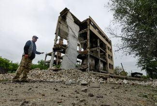 Здание на территории птицефабрики в Карпатах, разрушенное во время обстрела ВСУ