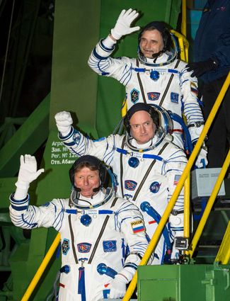Михаил Корниенко, Скотт Келли и Геннадий Падалка отправляются в 43-ю экспедицию на МКС с космодрома Байконур. 27 марта 2015 года
