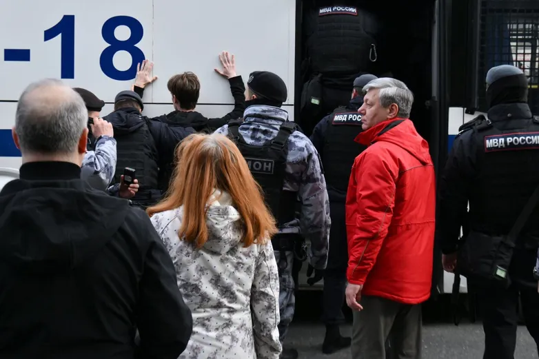 На согласованный митинг КПРФ внезапно вышли десятки молодых людей. Они кричали «Нет войне!» и «Долой царя!», более 60 человек задержали