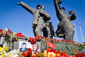 Цветы у постамента памятника Освободителям Риги. 9 мая 2016 года