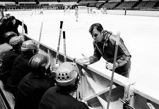 Главный тренер сборной СССР Виктор Тихонов во время тренировки национальной команды перед матчем Кубка Вызова в «Мэдисон-сквер-гарден», в Нью-Йорке. 1979 год.