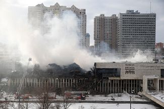 Разрушенное пожаром здание библиотеки ИНИОН