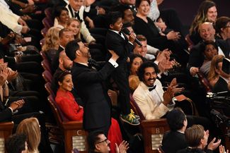 Ведущий церемонии Джимми Киммел и актер Санни Павар изображают сцену из мультфильма «Король Лев»