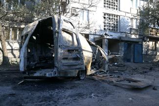 Сгоревшая машина скорой помощи в Куйбышевском районе Донецка. В ДНР обвиняют в обстреле украинских военных