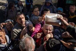 Жители Изюмской области получают гуманитарную помощь от волонтеров после перехода региона под контроль Украины