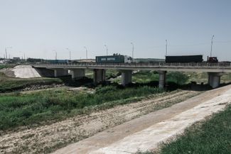 Мост при въезде в город Крымск. Во время наводнения он был полностью скрыт под водой