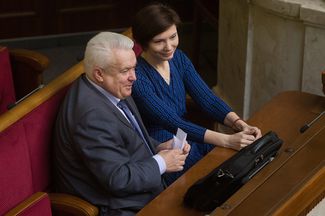 Депутаты Владимир Олейник и Елена Бондаренко в Верховной раде. 29 апреля 2014-го