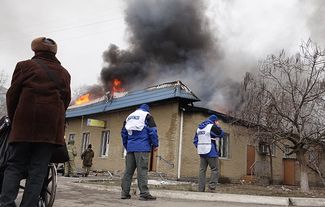 Сотрудники ОБСЕ на месте обстрела микрорайона Восточный.