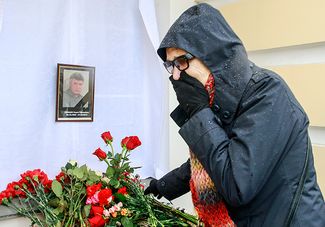 Возложение цветов к Ярославской областной думе в память о Борисе Немцове. 28 февраля 2015-го