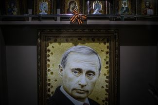 Потрет Владимира Путина, выполненный из янтаря, в магазине Калининграда