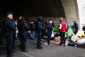 Полиция выселяет мигрантов из лагеря под мостом Пон-Мари