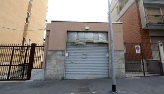 Опечатанные ворота фотостудии в Милане, где по данным следствия была похищена британская модель Хлое Эйлинг.