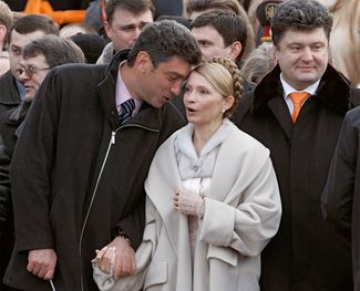 Boris Nemtsov with Yulia Timoshenko and Petro Poroshenko in Kiev, January 23, 2005.