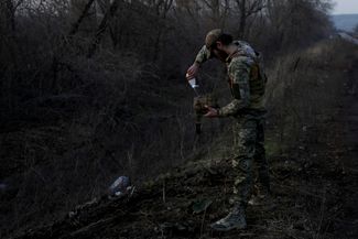 Украинский военнослужащий-медик Алексей «Прометей» вышел на обочину дороги, чтобы смыть кровь пациента со своей формы