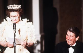 Елизавета II правила более 70 лет и встречалась со всеми ключевыми фигурами мировой политики. Например, с президентом США Рональдом Рейганом. Снимок сделан в марте 1983 года в Сан-Франциско во время визита Елизаветы II в США