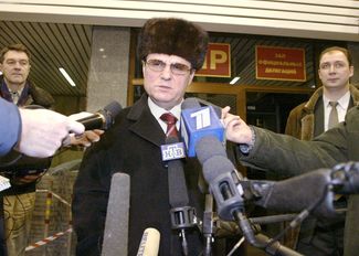 Иван Рыбкин в аэропорту Шереметьево после возвращения из Киева, 10 февраля 2004 года