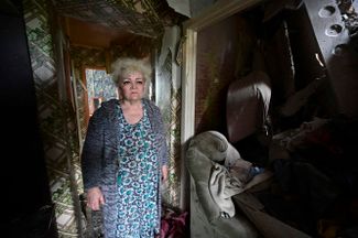 Жительница частично разрушенного дома в городе Часов Яр