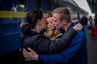 Семья встретилась на вокзале в Киеве после почти двухмесячной разлуки. Жители города начали возвращаться домой из мест эвакуации