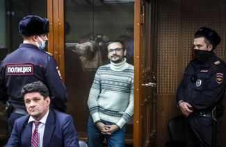 Ilya Yashin (center) listens to the court verdict from a defendant’s box. Moscow, December 9, 2022.