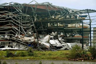 Разрушенный лодочный гараж в городе Рокпорт, 26 августа