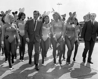 Хью Хефнер с моделями Playboy. 1966 год
