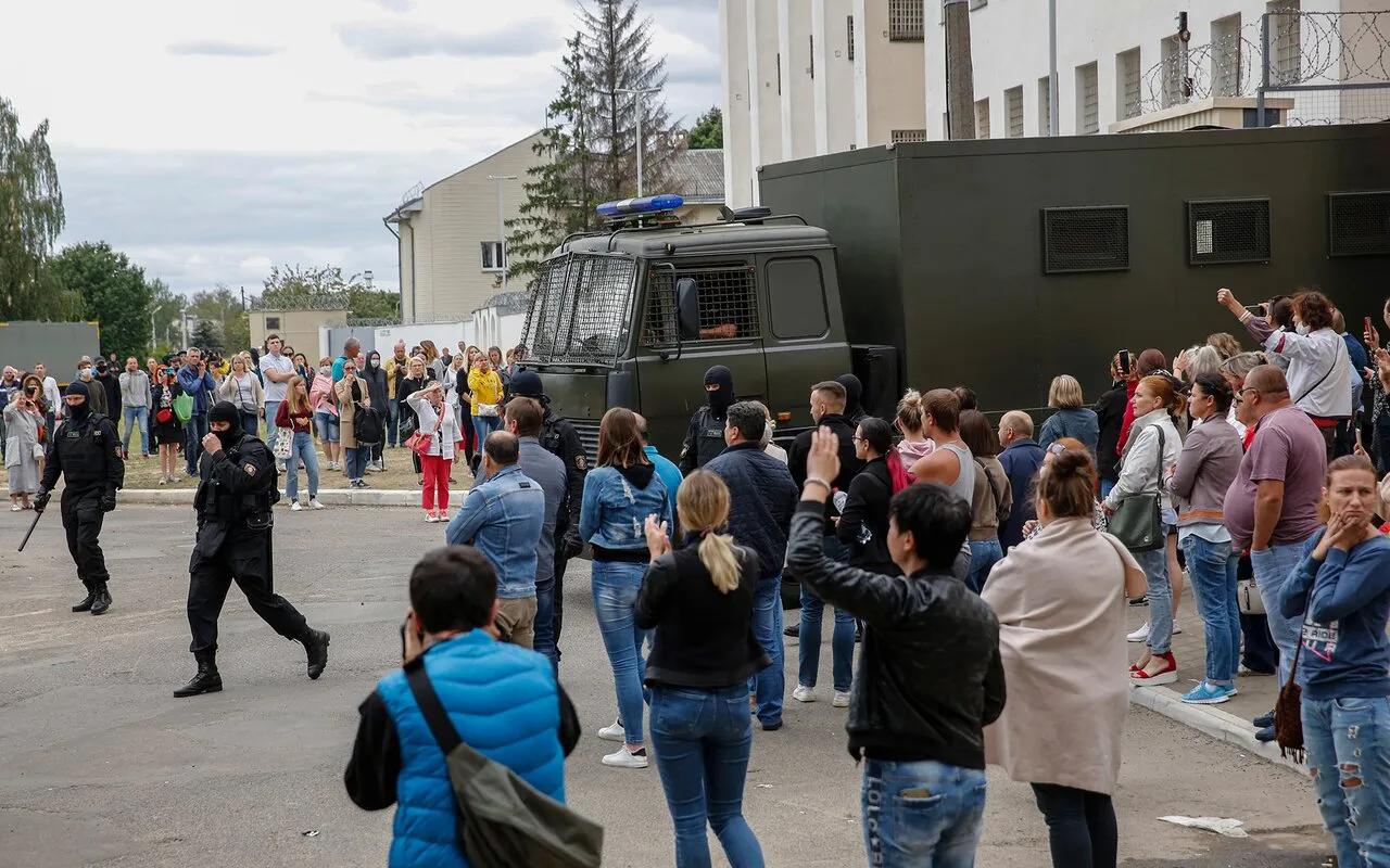 Хотели перемен, суки? Спецкор «Медузы» Максим Солопов рассказывает, что  происходило в изоляторе на улице Окрестина, который стал символом  полицейской жестокости в Беларуси — Meduza