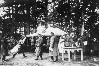 Адольф Гитлер посещает подразделение 12-й танковой дивизии, к которой летом 1941 года присоединился Соломон Перель. Июль-август 1941 года