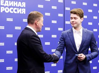 Илья Медведев получает партбилет единоросса от Андрея Турчака. Москва, 21 июня 2022 года