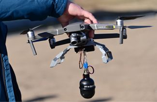 Мобилизованных в Забайкальском крае учат использовать коммерческий дрон с системой сброса гранаты. Октябрь 2022 года