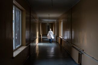 Дмитрий Яковенко идет по одному из коридоров детского госпиталя