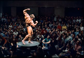 Арнольд Шварценеггер на выставке «Мускулатура: мужское тело в искусстве» в Музее Уитни. Нью-Йорк, США. 25 февраля 1976 года