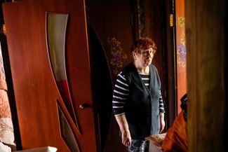 73-летняя жительница Славянска в своей квартире, поврежденной ночным обстрелом.