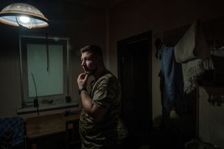 Покровский район Донецкой области. Украинский военнослужащий отдыхает в укрытии