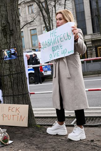 Марина Овсянникова пришла к мемориалу политику у посольства с плакатом, на котором была написана цитата Навального: «Не сдавайтесь. Donʼt give up»