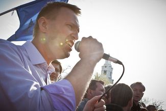 Алексей Навальный на митинге в поддержку объявившего голодовку после выборов мэра Астрахани Олега Шеина, 14 апреля 2012 года