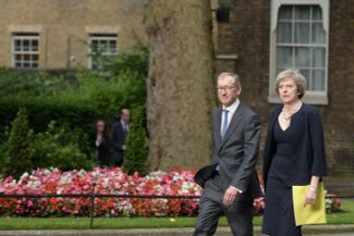 Премьер-министр Великобритании Тереза Мэй со своим супругом Филипом Джоном Мэем