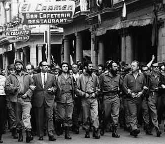 Фидель Кастро и другие кубинские лидеры на траурной процессии после взрыва теплохода «Ля Кувр», 5 марта 1960 года. На Кубе взрыв назвали терактом, спланированным ЦРУ.