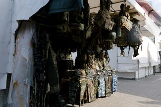 Продажа бронежилетов и камуфляжной одежды на рынке в Белгороде. Апрель 2024 года