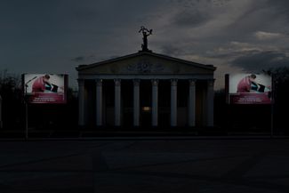 Экраны с видеоинструкцией о том, как оказать первую медицинскую помощь, рядом с драмтеатром на Соборной площади. Апрель 2024 года