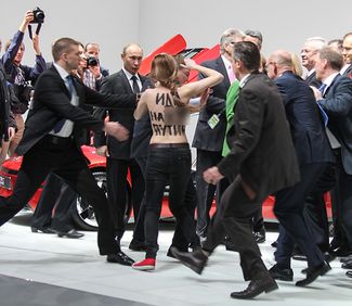 Акция Femen на промышленной ярмарке в Ганновере. 8 апреля 2013-го