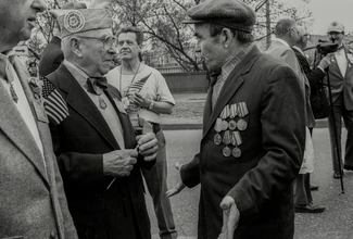 Впервые во время войны советские и американские военные встретились 25 апреля 1945 года на Эльбе. На параде «Победы Мира» 47 лет спустя ветераны из России общались с американцами и через журналистов передавали им поздравления на камеру