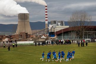 Тренировка сборной Косова по футболу на стадионе в Приштине на фоне местной электростанции, 5 марта 2014 года