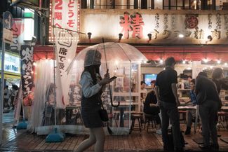 Люди возле бара в токийском районе Уэно, 2 июля 2021 года.