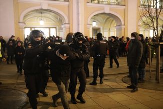 Riot police arrest an anti-war protesters in St. Petersburg. February 26, 2022.
