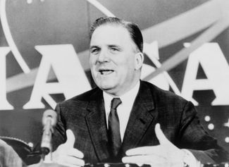 Джеймс Уэбб на пресс-конференции в Вашингтоне в 1962 году