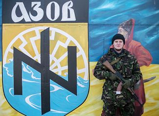 Боец батальона «Азов» на базе в селе Урзуф (Донецкая область), 6 ноября 2014 года