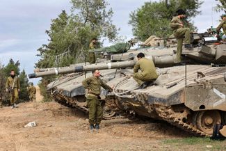 Военные ЦАХАЛ занимаются техническим обслуживанием танков во время перемирия на южной границе с сектором Газа, 28 ноября 2023 года