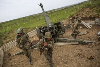 Военнослужащие непризнанной Нагорно-Карабахской Республики во время обострения конфликта в апреле 2016 года
